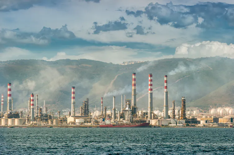 Large refinery in Izmit, Turkey