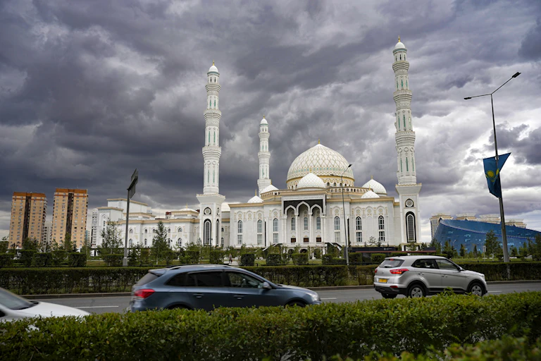 Vue de la mosquée Hazrat Sultan à Nur-Sultan, au Kazakhstan, le 12 septembre 2022.
