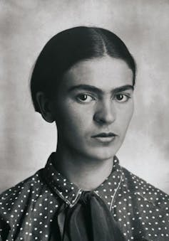 una joven Frida Kahlo con el pelo peinado hacia atrás con raya al medio