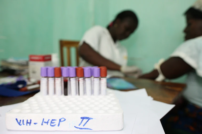 Des tests sanguins sont réalisés dans un centre médical pour patients séropositifs au Togo.