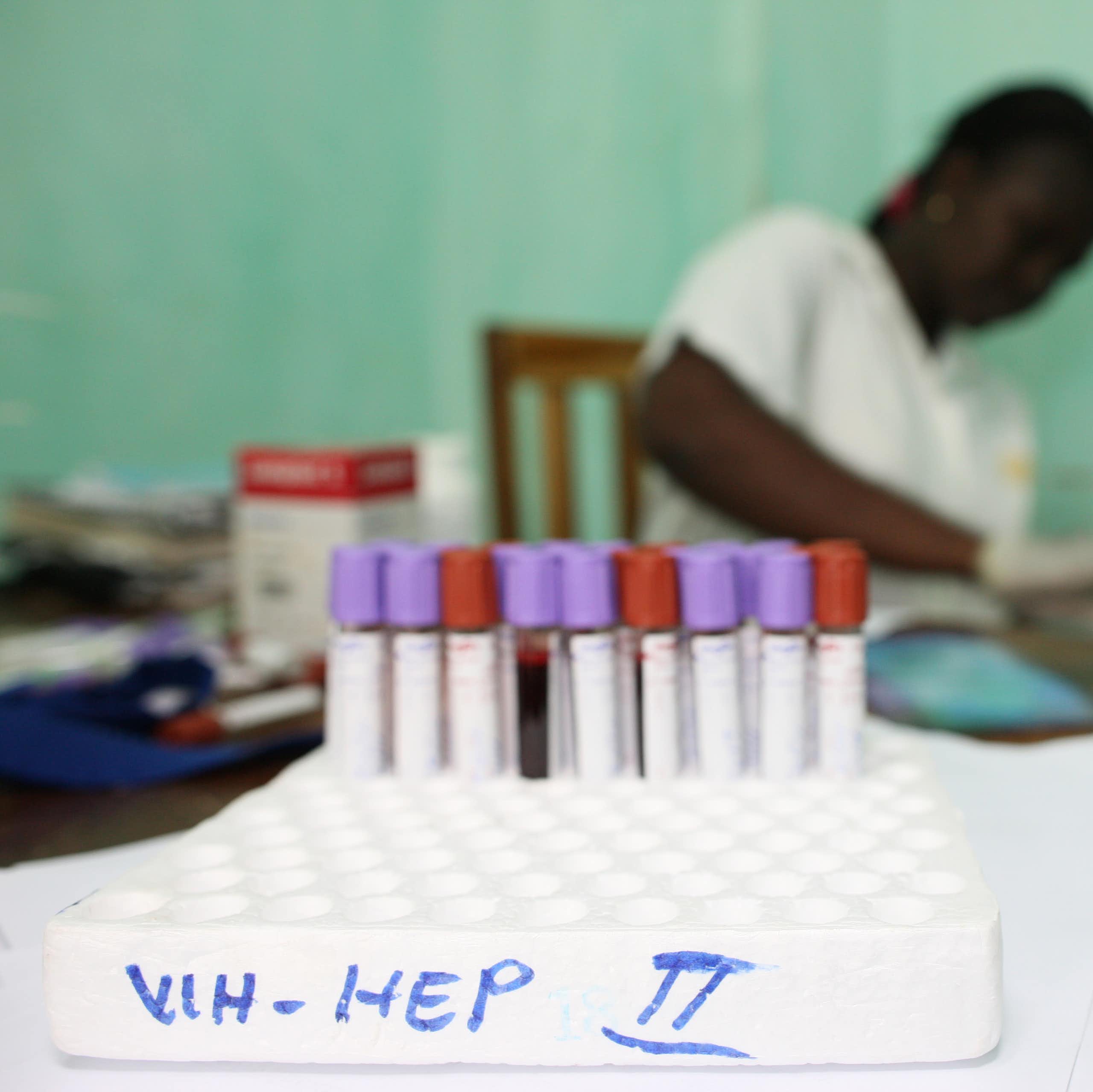 Des tests sanguins sont réalisés dans un centre médical pour patients séropositifs au Togo.
