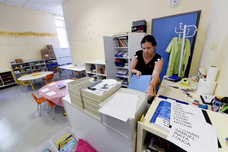 Une enseignante prépare une salle de classe, en 2016, avant la rentrée scolaire, à Cenon, dans le sud-ouest de la France.