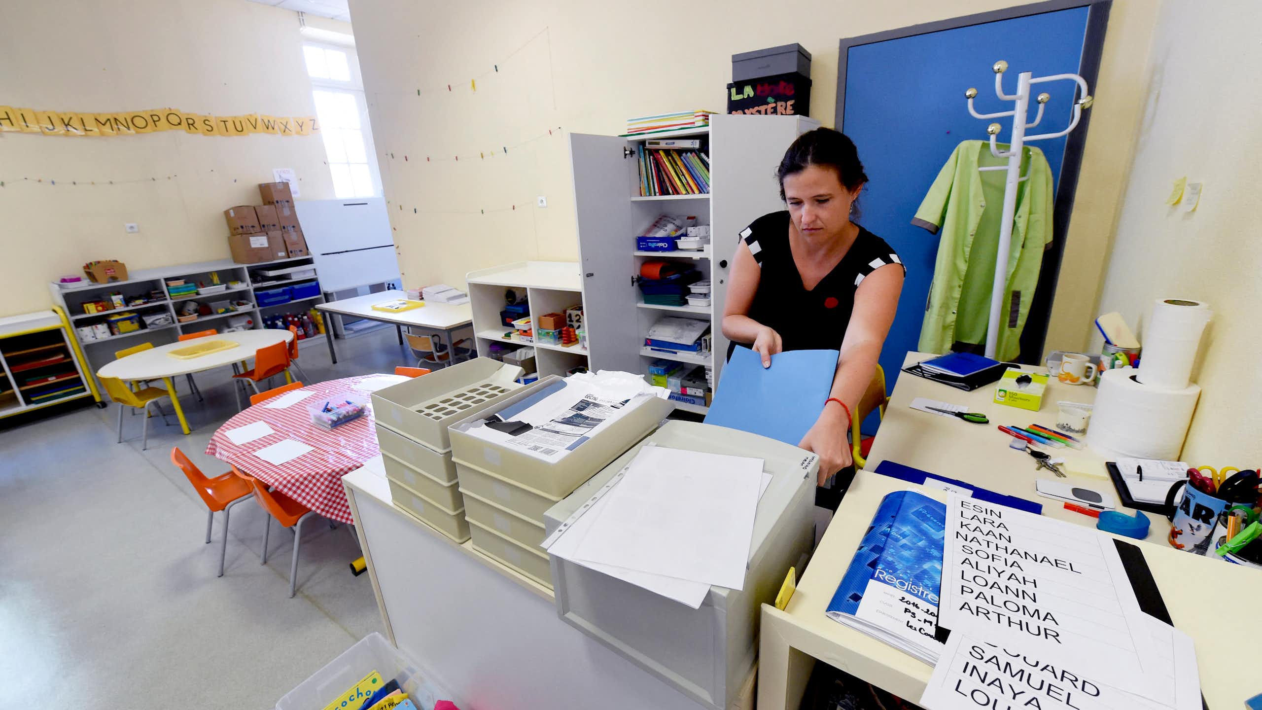 Une enseignante prépare une salle de classe, en 2016, avant la rentrée scolaire, à Cenon, dans le sud-ouest de la France.