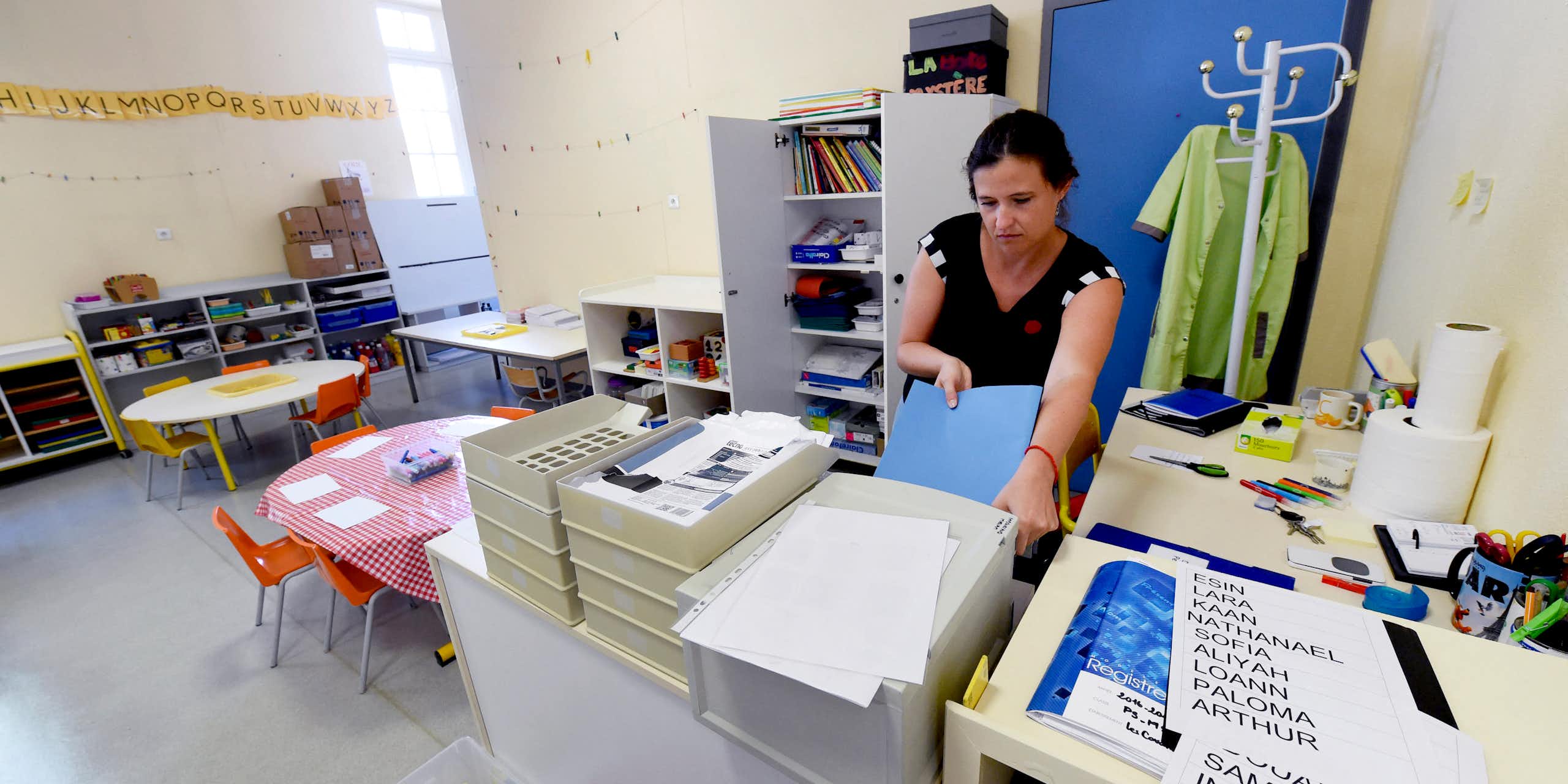 Les professeurs des écoles travaillent plus qu’on le croit : enquête sur les coulisses de l’enseignement