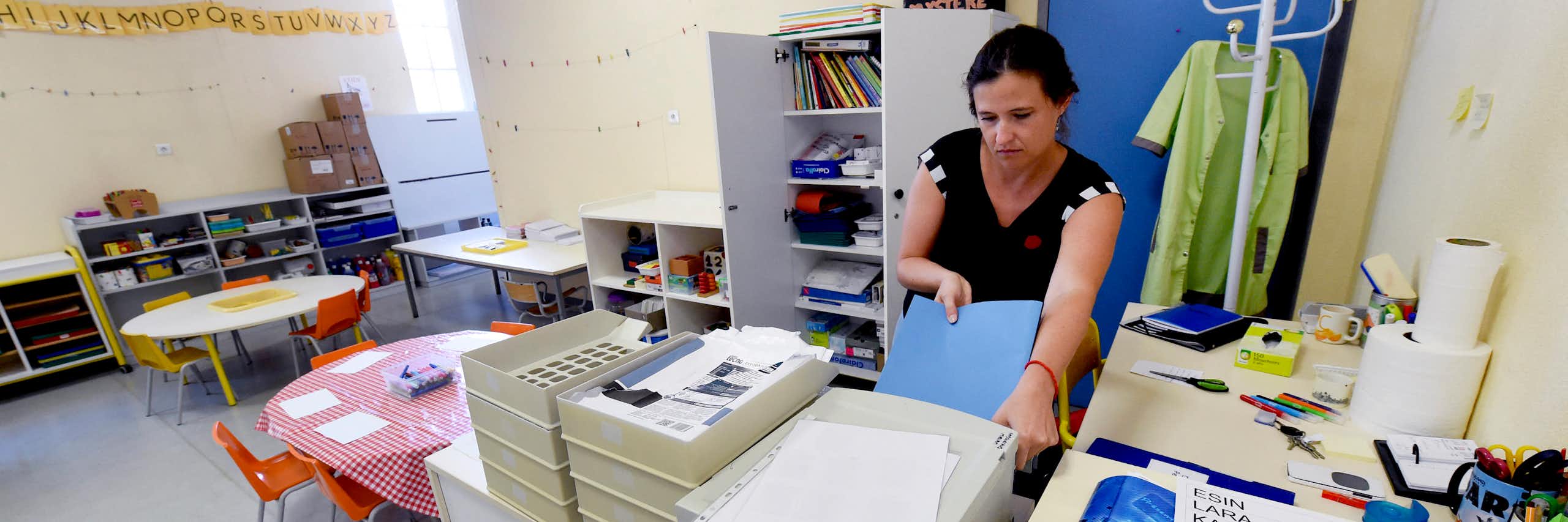 Une enseignante prépare une salle de classe, en 2016, avant la rentrée scolaire, à Cenon, dans le sud-ouest de la France.