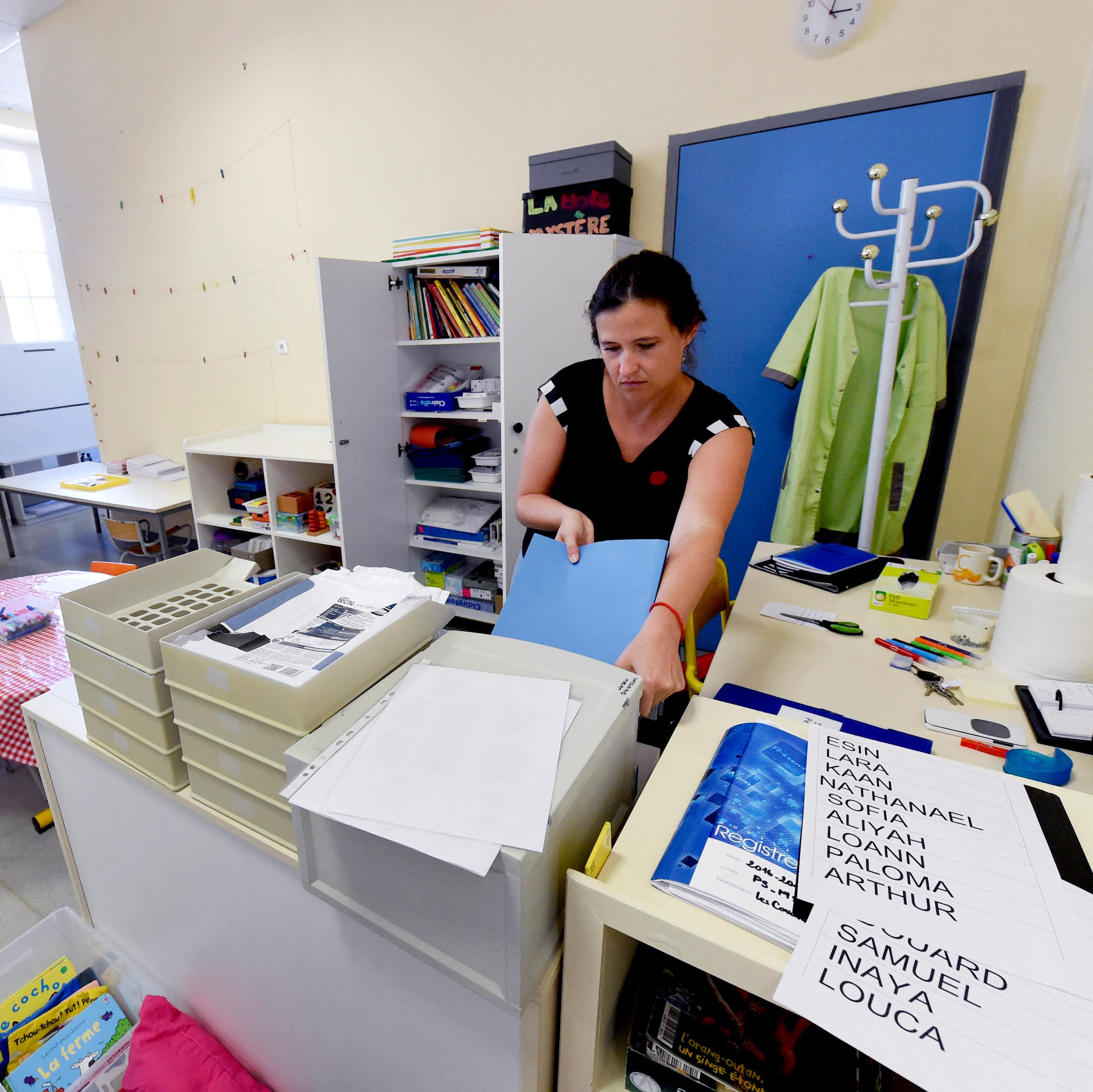 Une enseignante prépare une salle de classe, en 2016, avant la rentrée scolaire, à Cenon, dans le sud-ouest de la France.