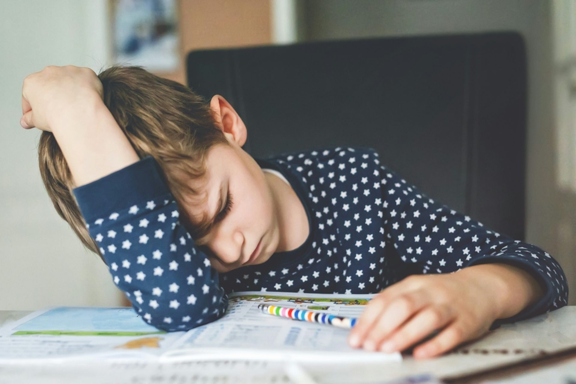 Un enfant fatigué de faire ses devoirs