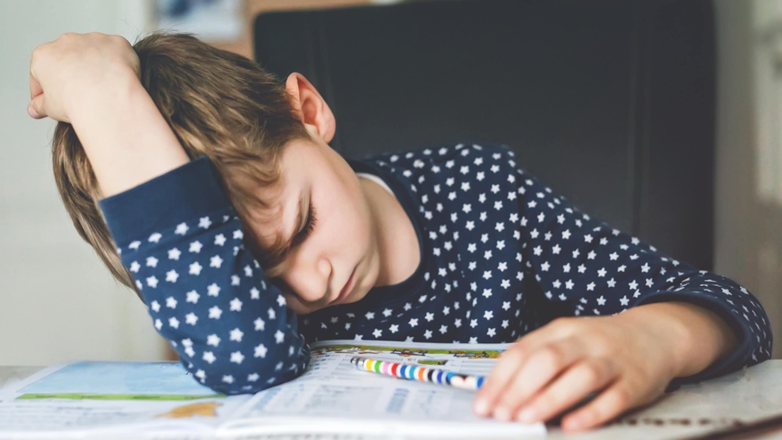 Un enfant fatigué de faire ses devoirs