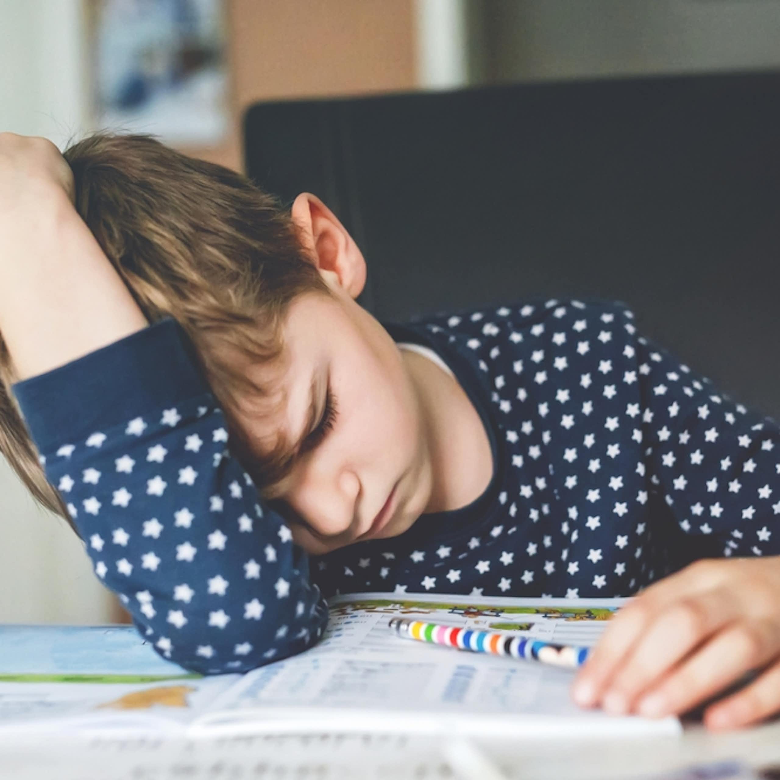 Un enfant fatigué de faire ses devoirs