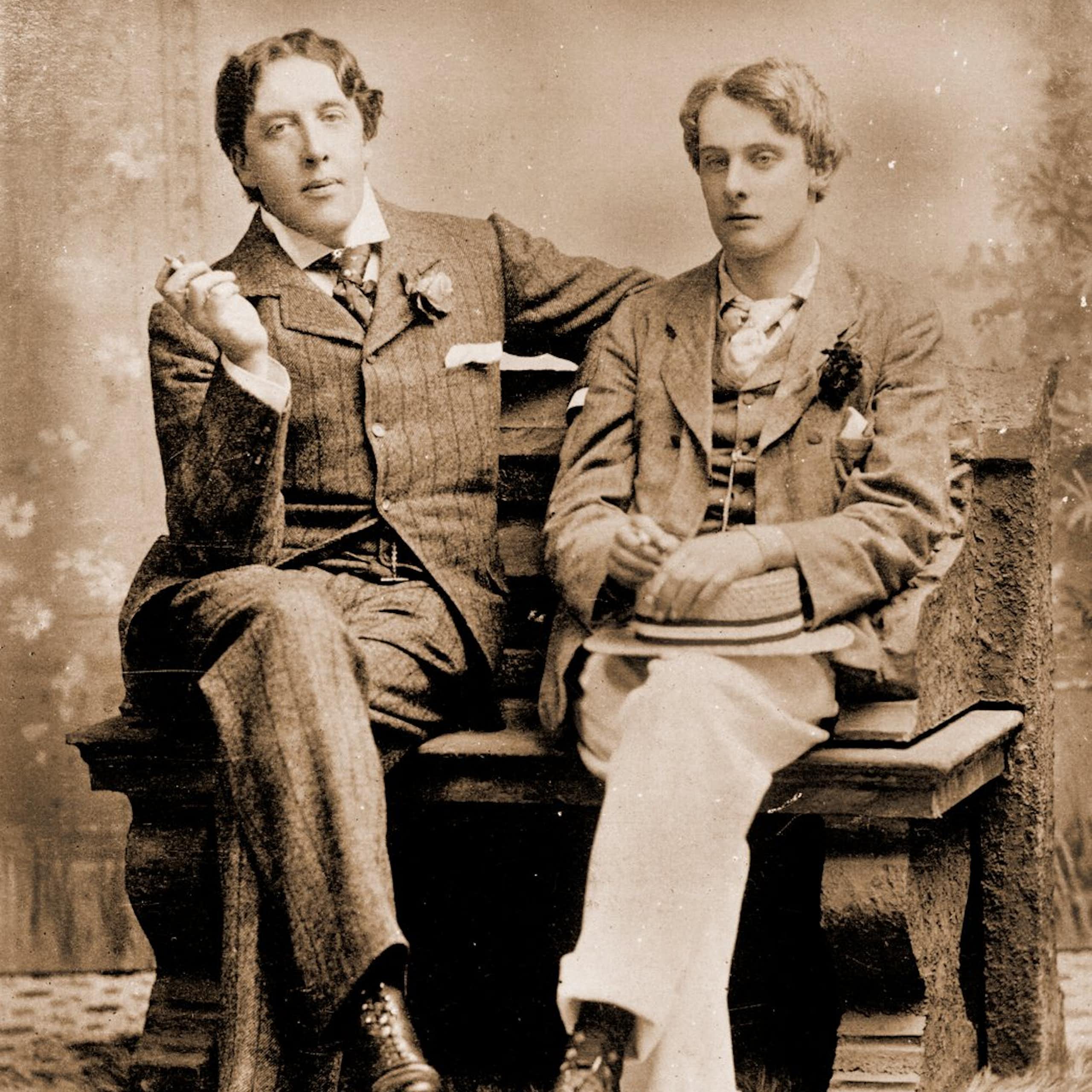 Oscar Wilde (à gauche) et son compagnon et amant Lord Alfred Douglas (à droite)