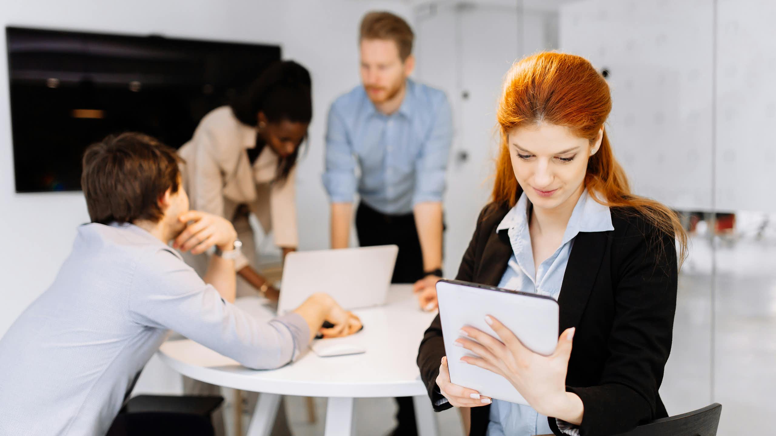 Plus de femmes sur les conseils d'administration, mais pas à la haute direction : une dissonance coûteuse pour les entreprises