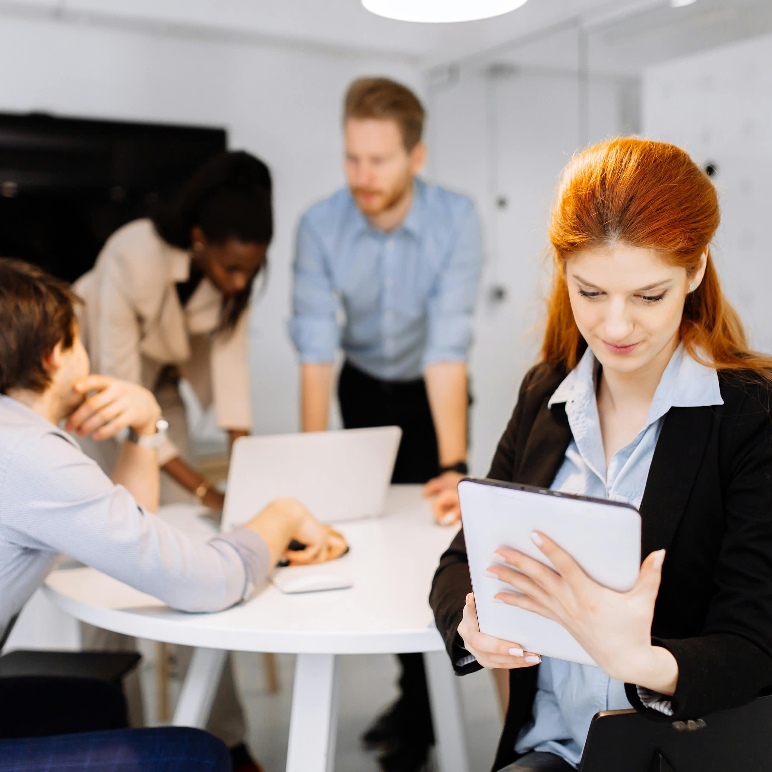 Plus de femmes sur les conseils d'administration, mais pas à la haute direction : une dissonance coûteuse pour les entreprises