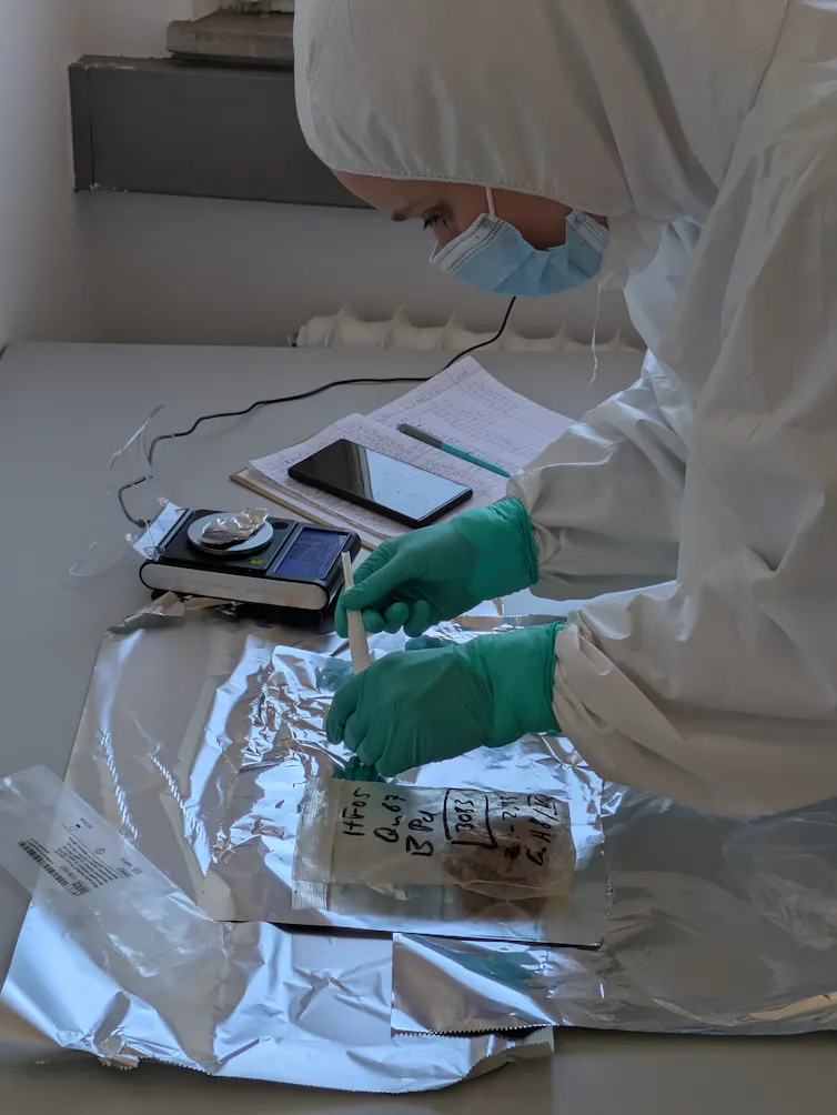 The sediment samples from Hohle Fels are divided up for different analysis methods. Some go to the clean room, some to the geochemical laboratory.