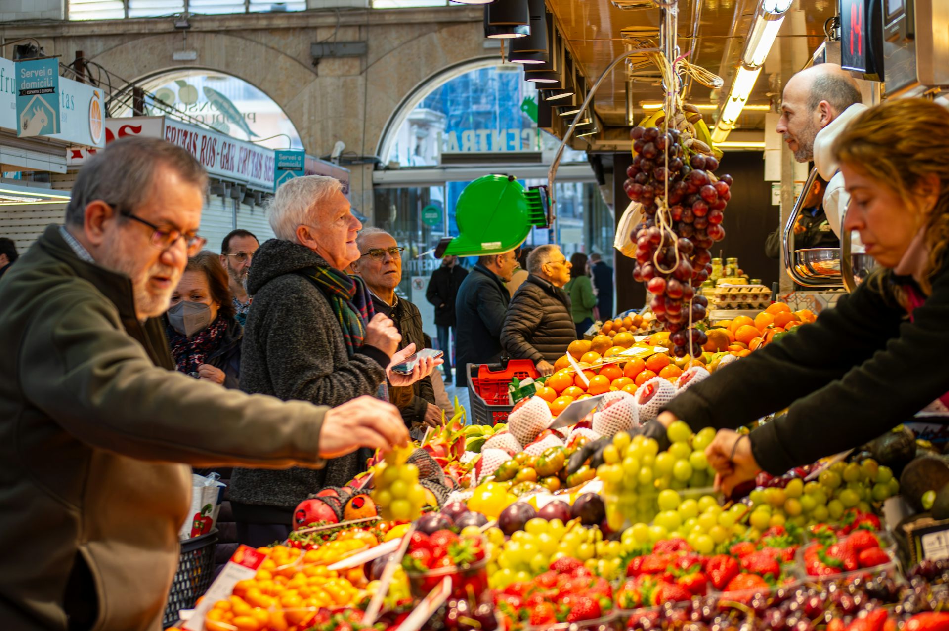 Clientes en frutería.