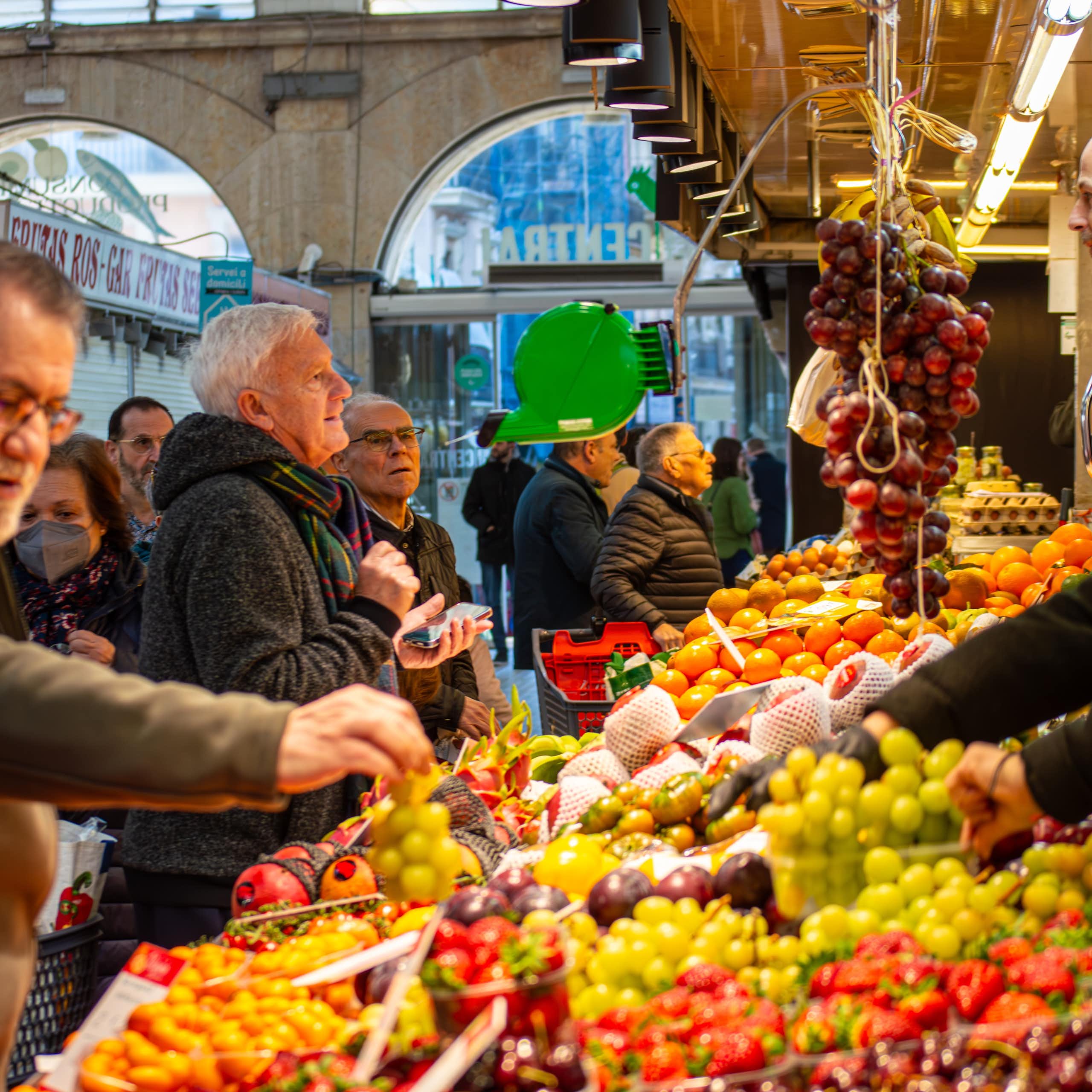 Clientes en frutería.
