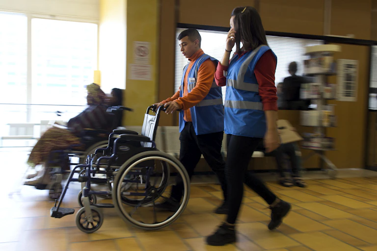 Des jeunes en service civique à l'hôpital Henri-Mondor de Créteil, en 2016.