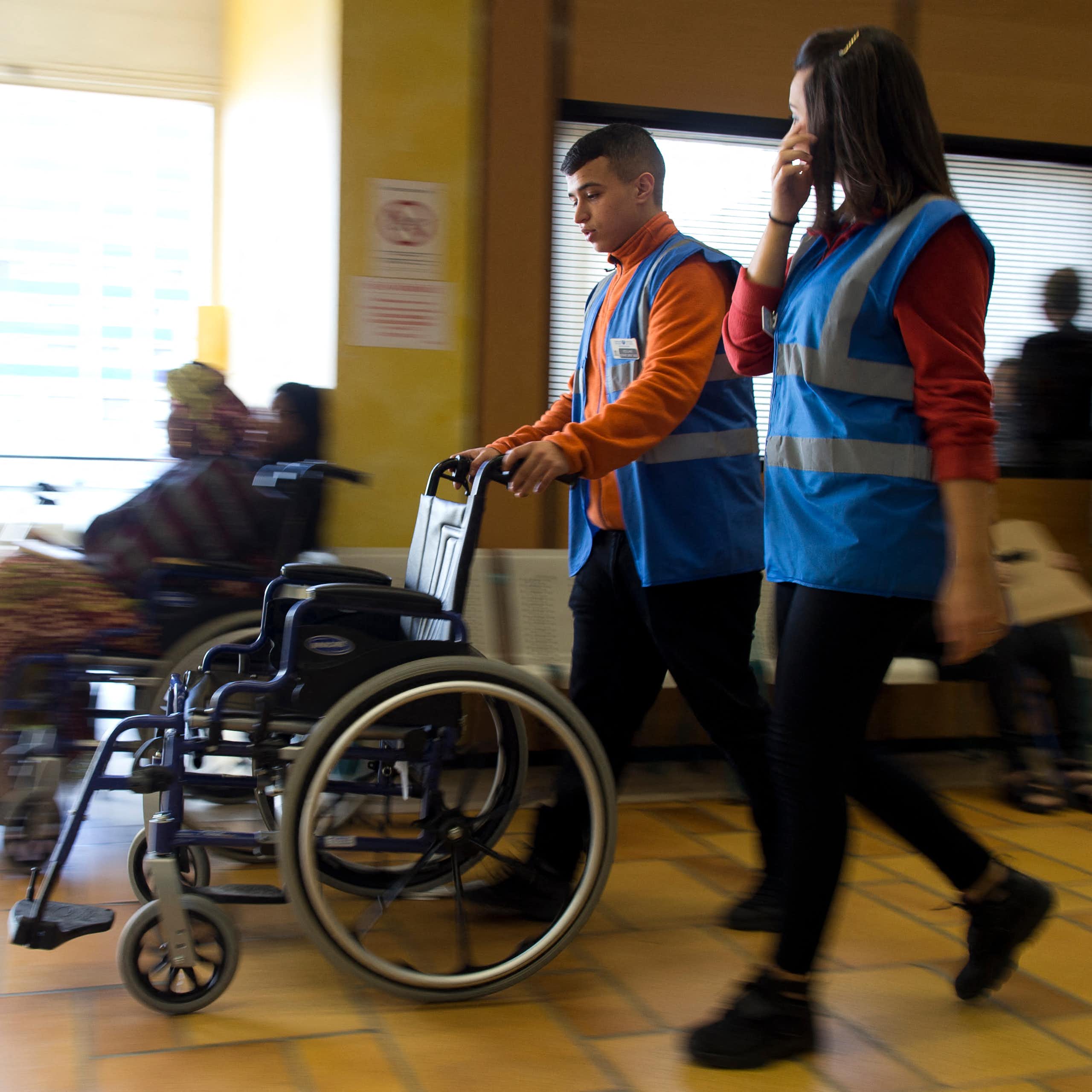 Des jeunes en service civique à l'hôpital Henri-Mondor de Créteil, en 2016.