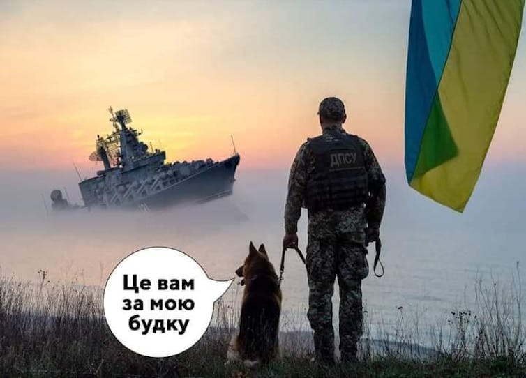 Ctrl-alt-def: Cómo los ucranianos utilizaron los memes para contrarrestar la maquinaria propagandística de Rusia 1 El meme muestra a un hombre y un perro observando cómo se hunde un buque de guerra ruso mientras están parados junto a una bandera ucraniana.
