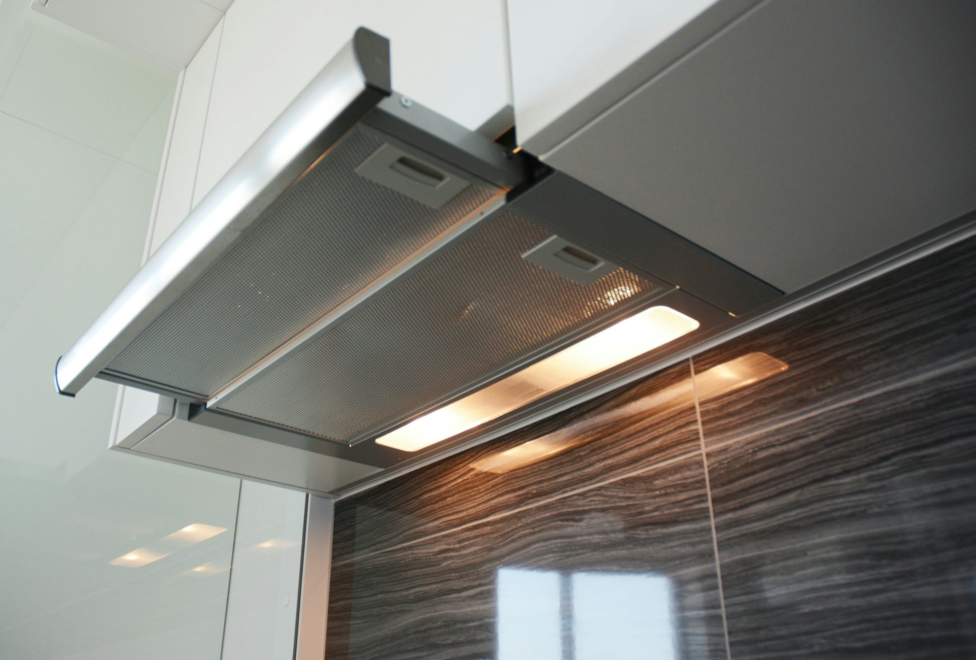 Campana de cocina doméstica abierta con la luz encendida