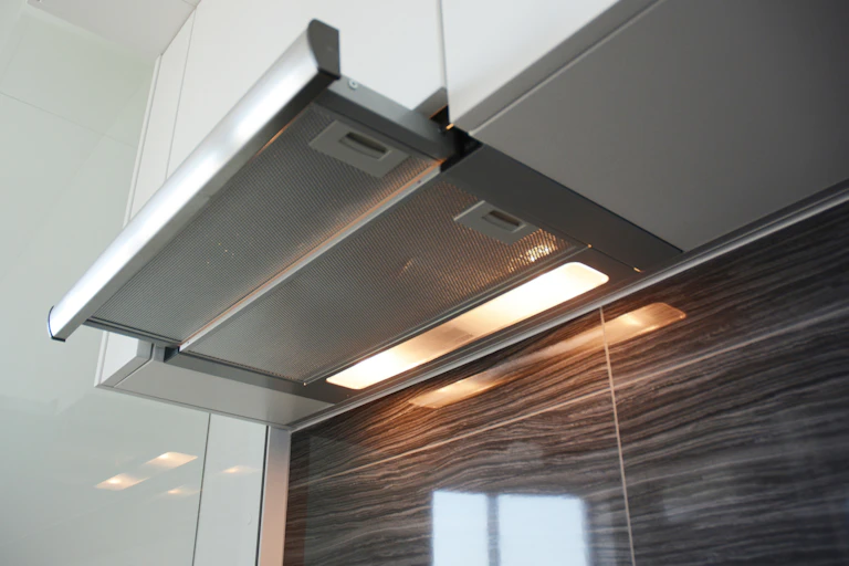 Campana de cocina doméstica abierta con la luz encendida