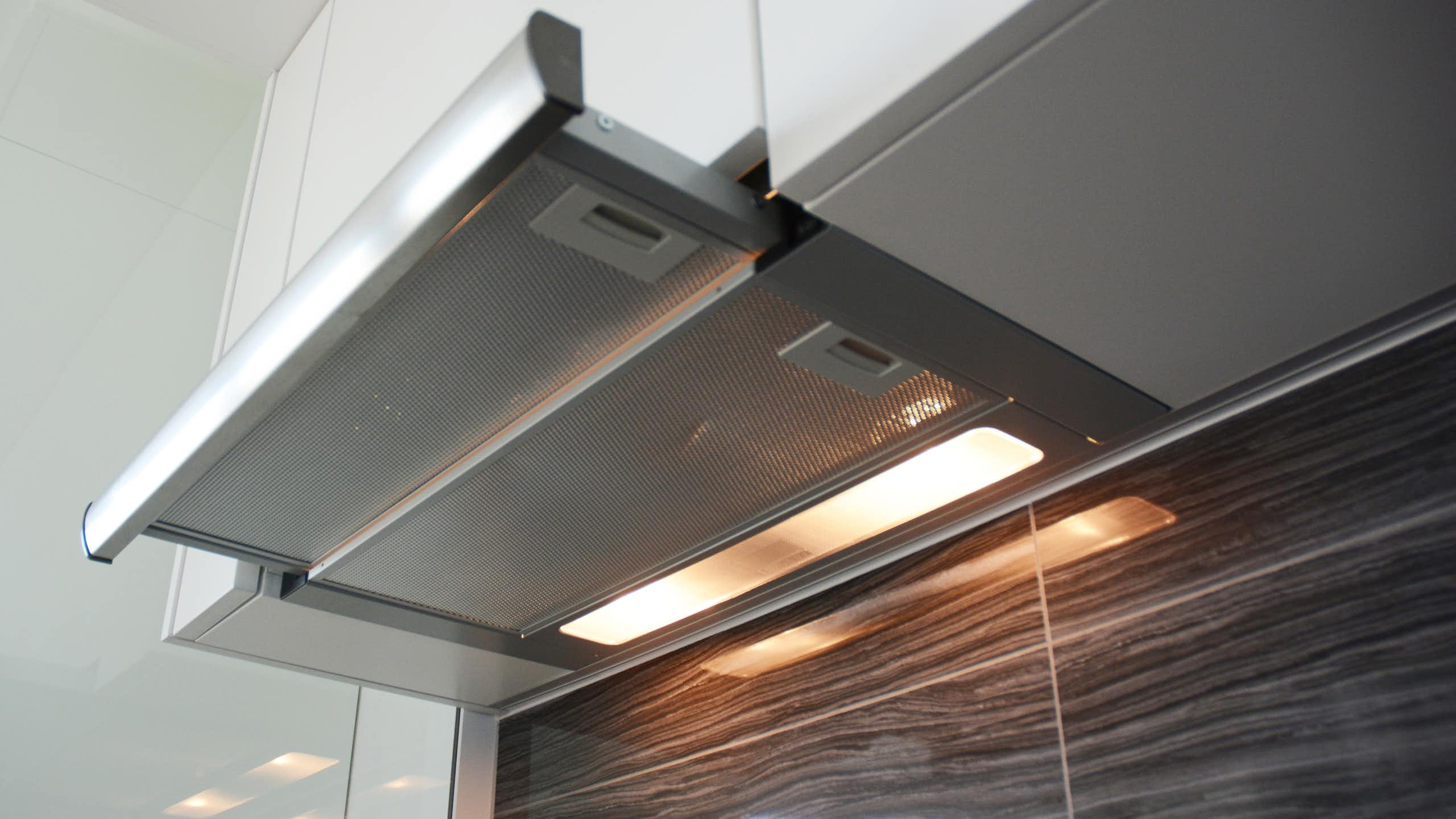 Campana de cocina doméstica abierta con la luz encendida