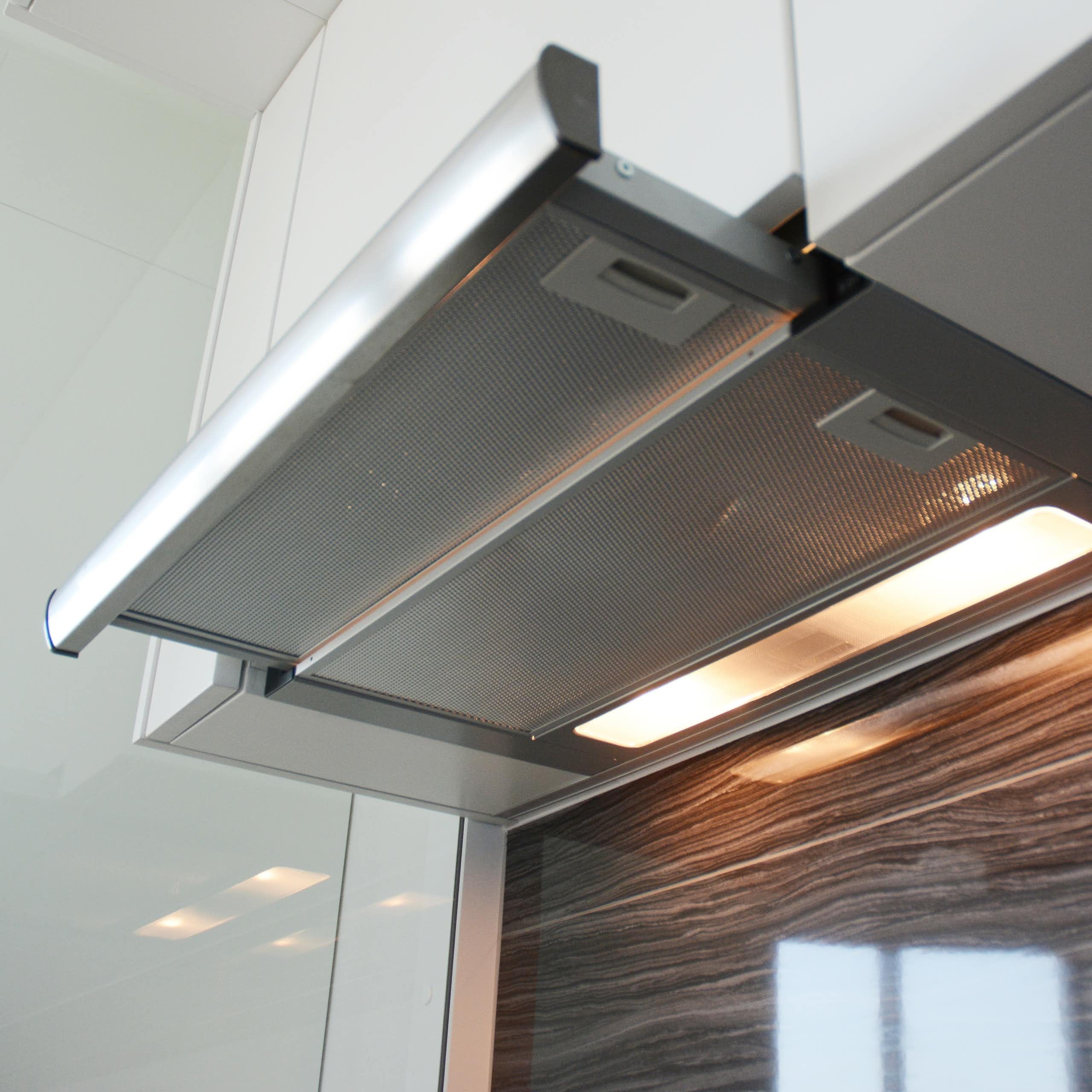 Campana de cocina doméstica abierta con la luz encendida