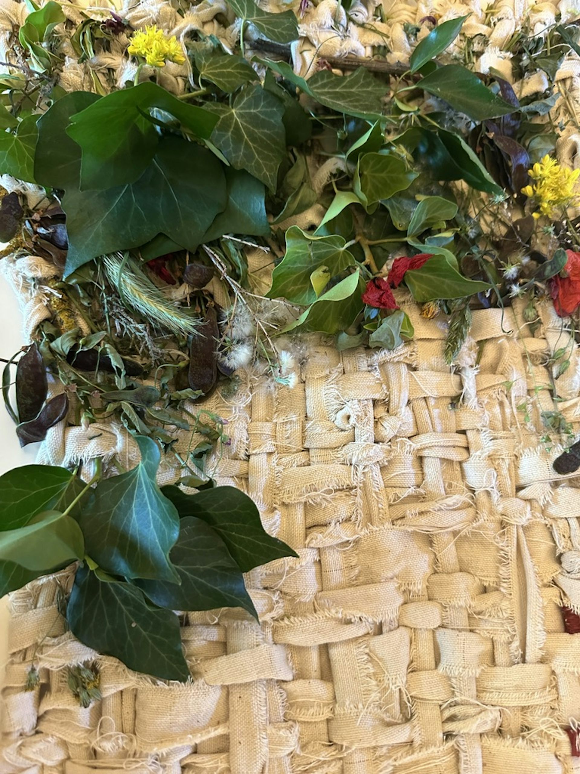 Tela textil tejida con vegetación.