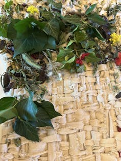 Tela textil tejida con vegetación.