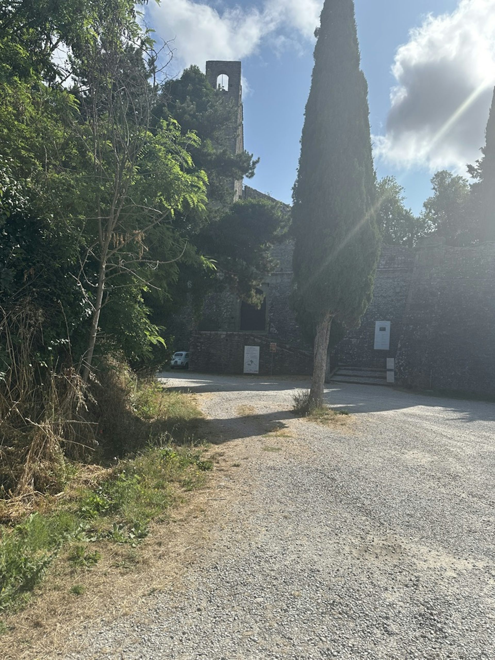 Un camino que conduce a un gran edificio de piedra.