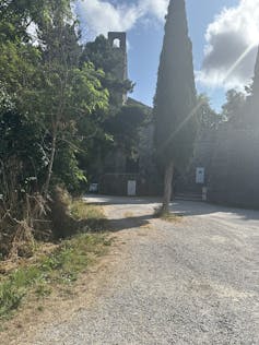 Un camino que conduce a un gran edificio de piedra.