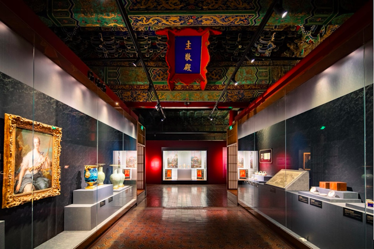 Salle d’exposition avec des peintures et des objets chinoises des XVIIᵉ et XVIIIᵉ siècles