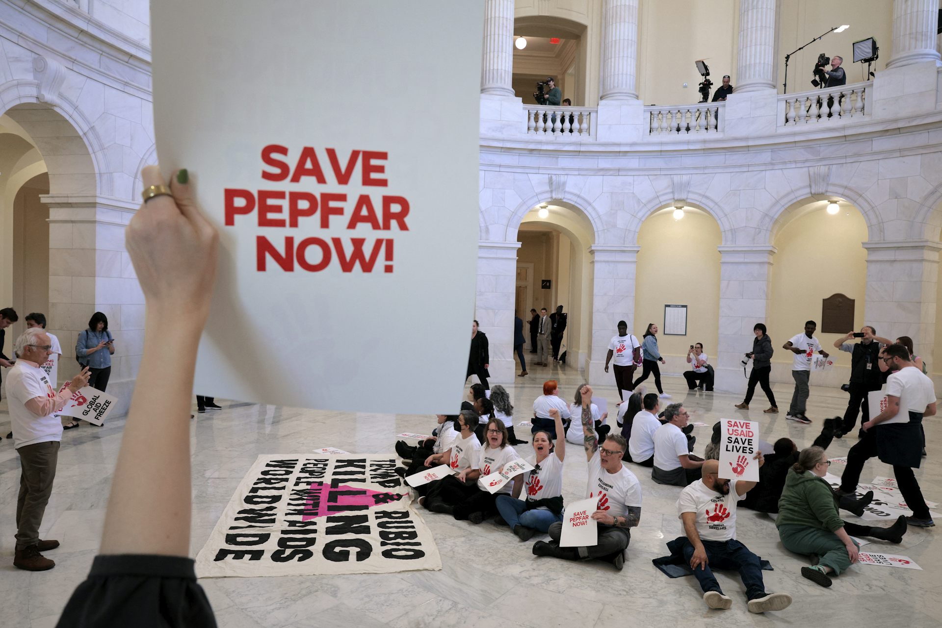 Photo de manifestants, parmi lesquels d’anciens employés de l’USAID et de PEPFAR, qui protestent à Capitol Hill, à Washington, aux États-Unis, pour demander au Congrès de rétablir ces programmes, le 26 février 2025.
