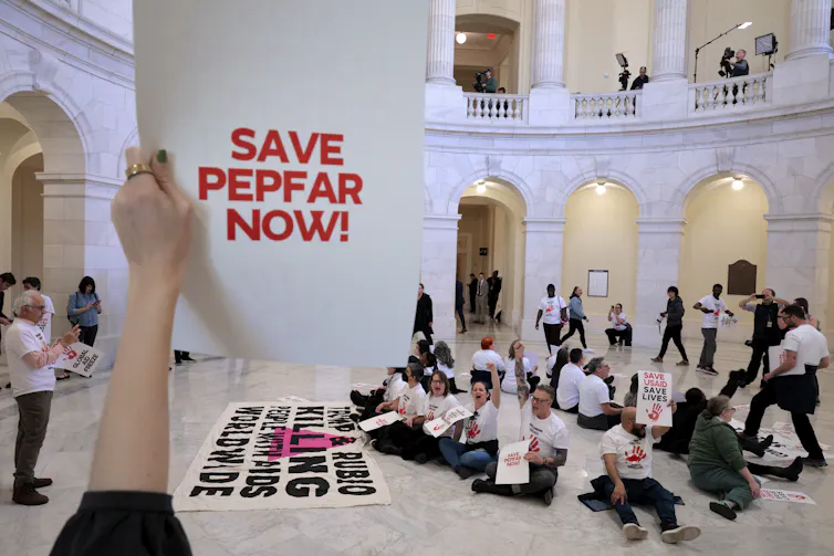 Photo de manifestants, parmi lesquels d’anciens employés de l’USAID et de PEPFAR, qui protestent à Capitol Hill, à Washington, aux États-Unis, pour demander au Congrès de rétablir ces programmes, le 26 février 2025.