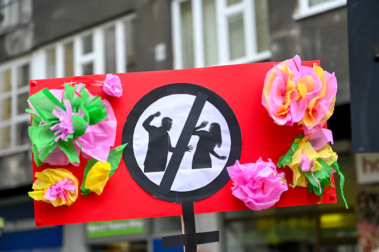 Femisida dapat terjadi dalam budaya patriarki yang kuat.