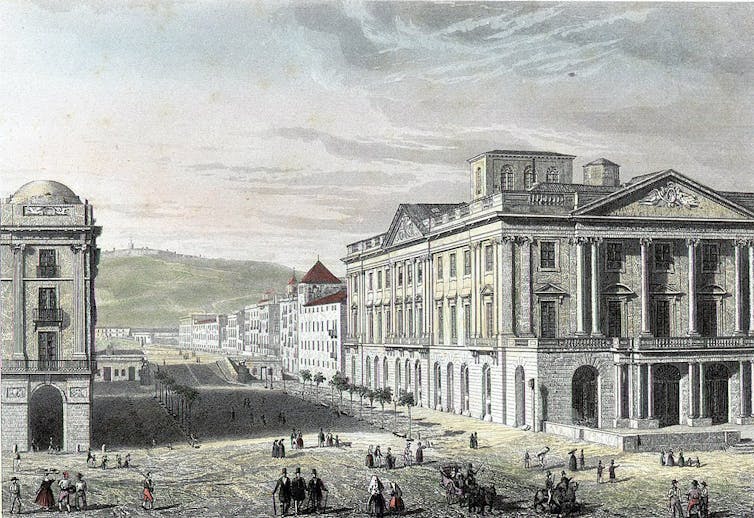 Barcelona, una ciudad muy conectada con el mar 1 Vista de las fachadas principal y laterales del edificio Lotja. La gente camina por el paseo de Isabel II. A la izquierda, los pórticos de Xifra.