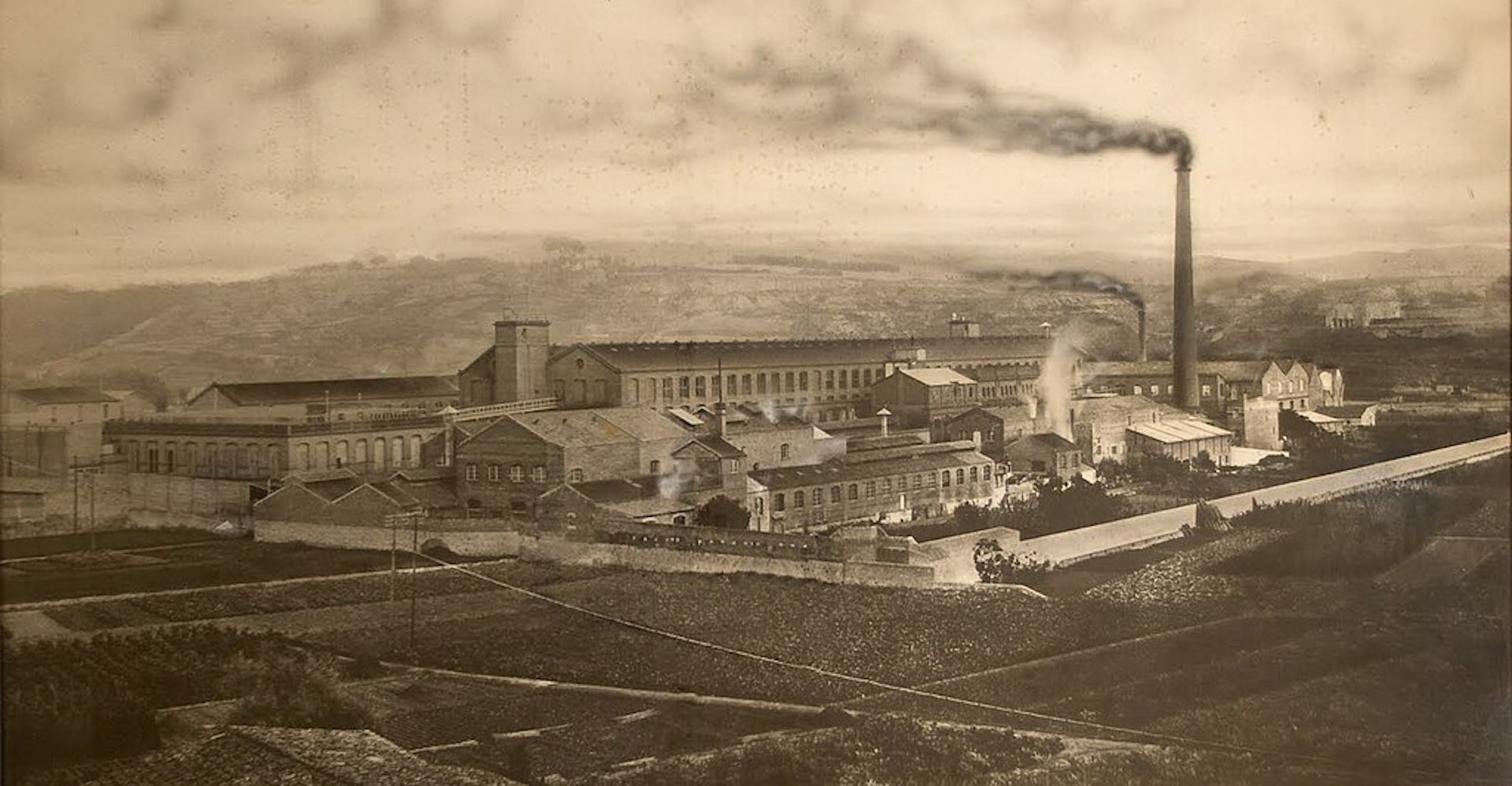 Photograph of the 'Juan Batlo' factory in Barcelona in 1890.