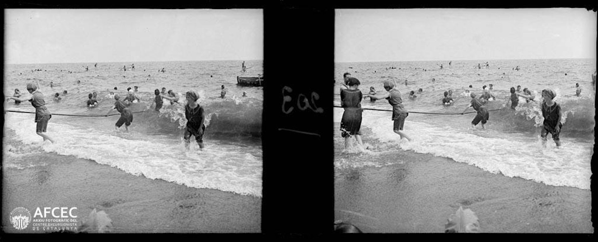 Bathers playing in the waves at the beginning of the 19th century.