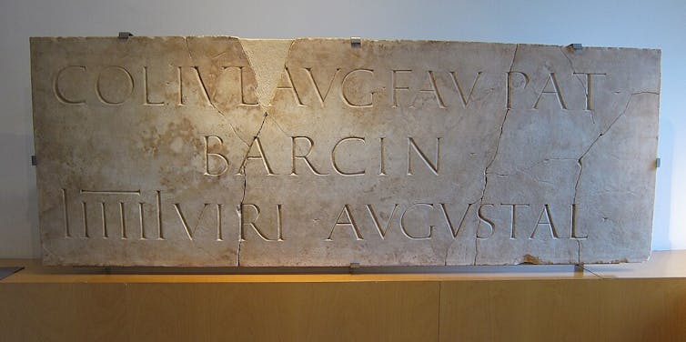 Mármol romano con texto en latín (