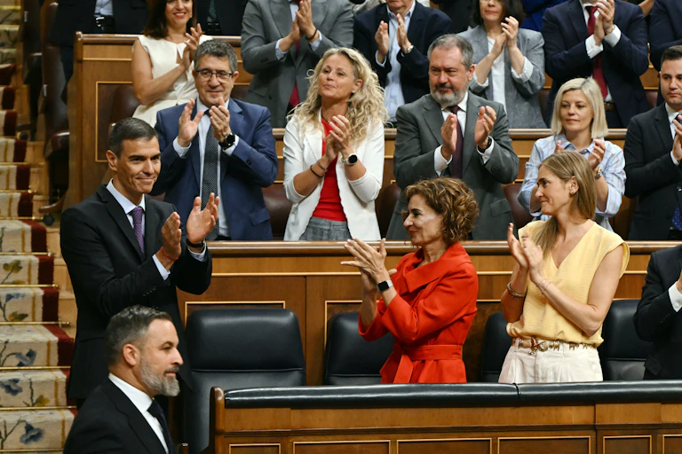 Le premier ministre espagnol Pedro Sanchez est arrivé au pouvoir à la suite d'une procédure de censure constructive en 2018. Ici, en juillet 2025, son groupe parlementaire l'applaudit mais depuis 2023, son gouvernement a beaucoup de difficultés pour faire adopter les lois de sa coalition. Le leader du parti d'extrême-droite VOX Santiago Abascal passe en bas à gauche.