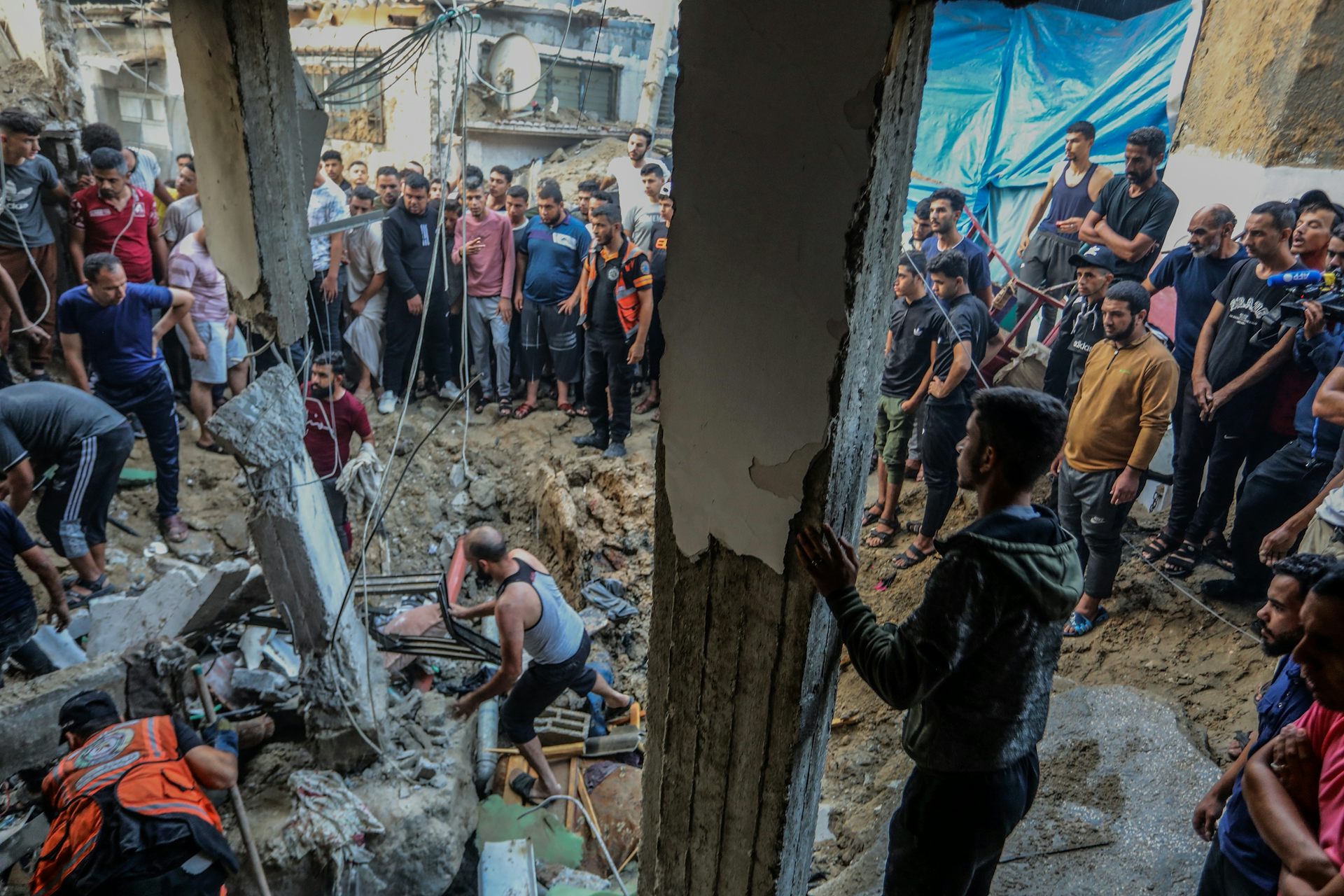 La Defensa Civil palestina busca vecindarios bajo los escombros tras una incursión israelí en Gaza.