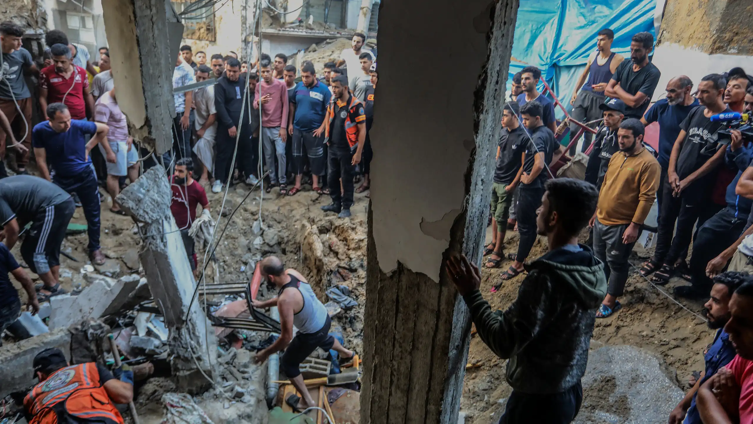 La Defensa Civil palestina busca vecindarios bajo los escombros tras una incursión israelí en Gaza.