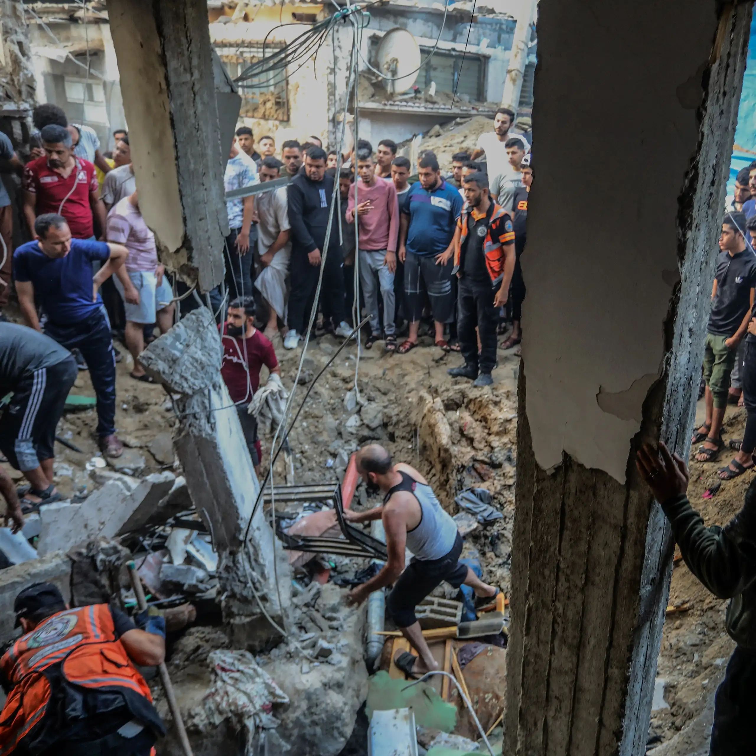 La Defensa Civil palestina busca vecindarios bajo los escombros tras una incursión israelí en Gaza.