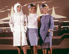 Femmes vêtues de vestes et de jupes assorties aux couleurs pastel, inspirées du style mod des années 60