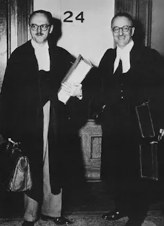 Deux hommes en robe noire et cravate blanche sur une photo en noir et blanc. » zoomable=