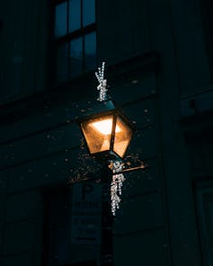 Sexo, jazz, bebida y juegos de azar: cómo cambió la vida nocturna de Montreal a mediados del siglo XX 1 Por la noche brilla una linterna rodeada de pequeñas luces.