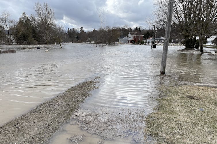 Una calle de la ciudad bajo el agua de un río que se desbordó.
