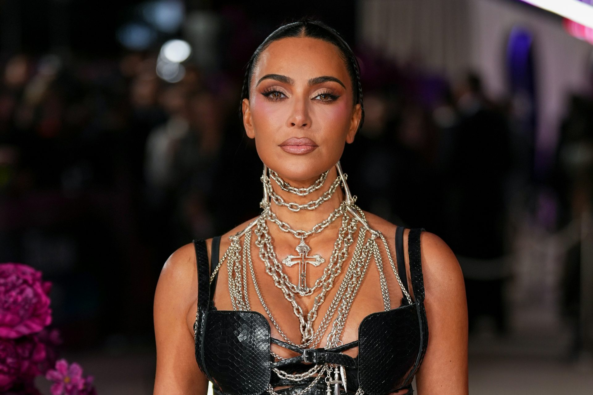 Kim Kardashian wearing chains round neck posing for photographers at premier