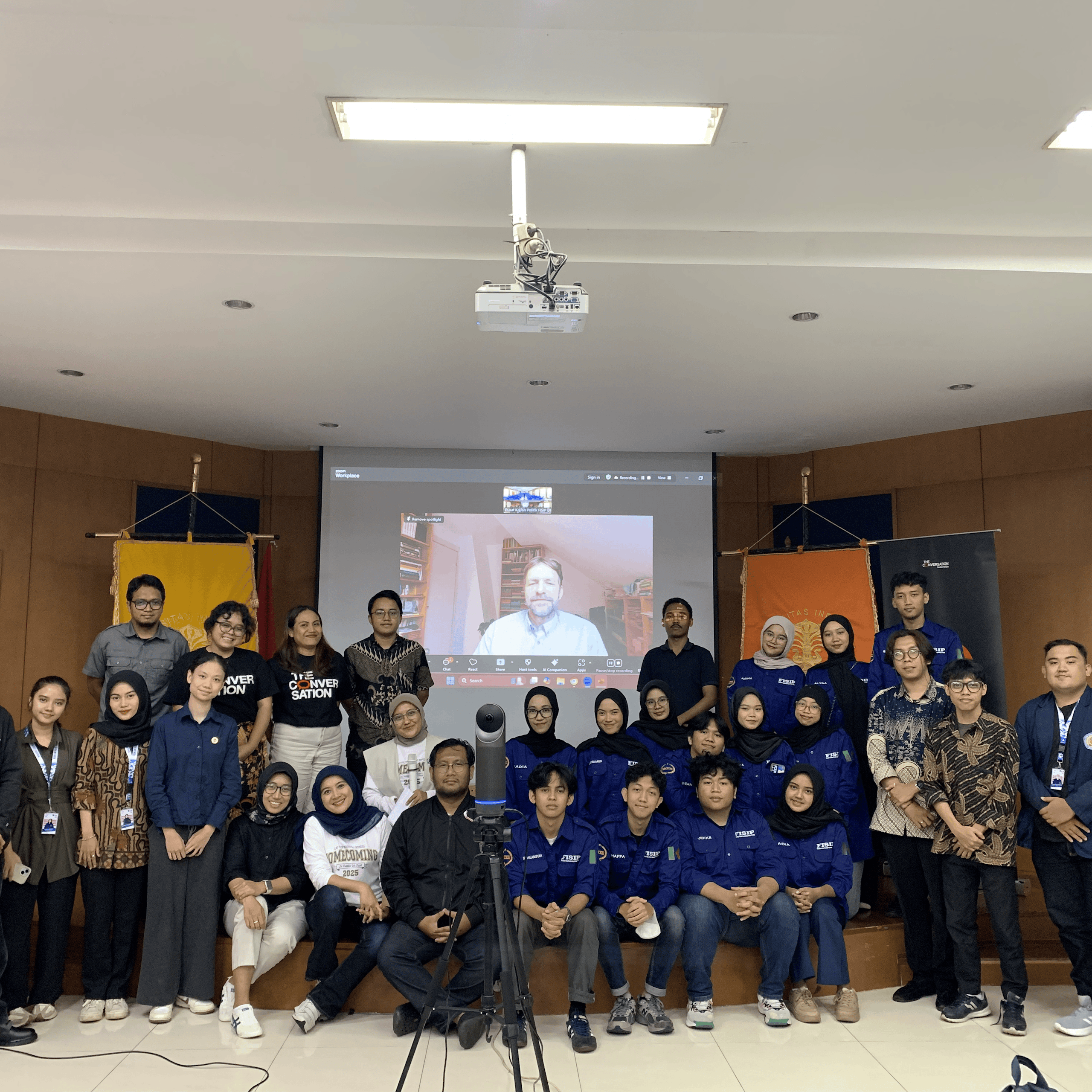 Membaca demokrasi Indonesia yang abu-abu melalui Klinik Tugas Akhir “Dekonstruksi Demokrasi”