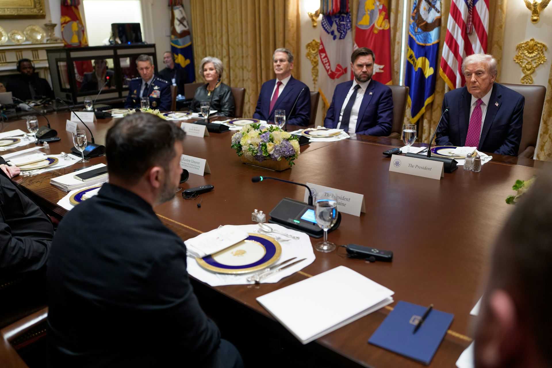 Volodymr Zelensky, DOnald Trump and their aides in talks in the White House, October 2025.