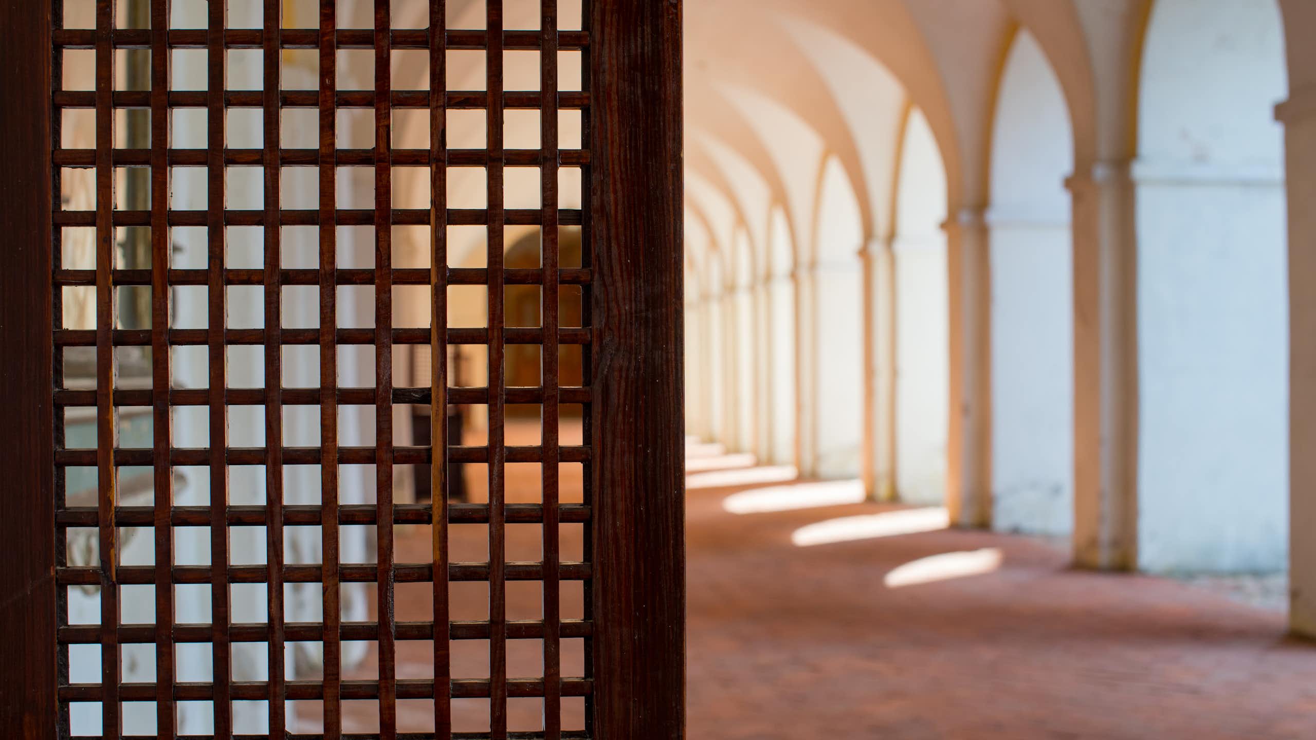 La porte d'un confessionnal.